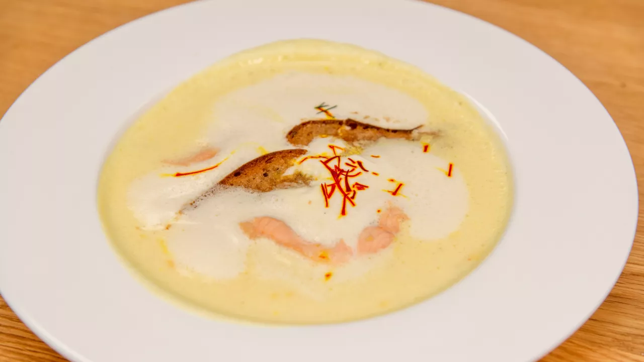 Safransuppe mit Lachsforelle