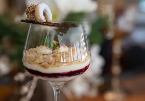 Mascarponemousse mit Vanillekipferl und Beerenragout im Glas mit Lebkuchenpraline