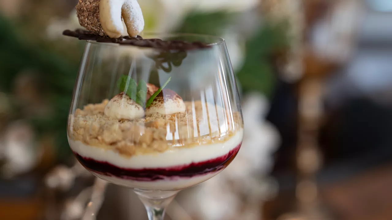 Mascarponemousse mit Vanillekipferl und Beerenragout im Glas mit Lebkuchenpraline