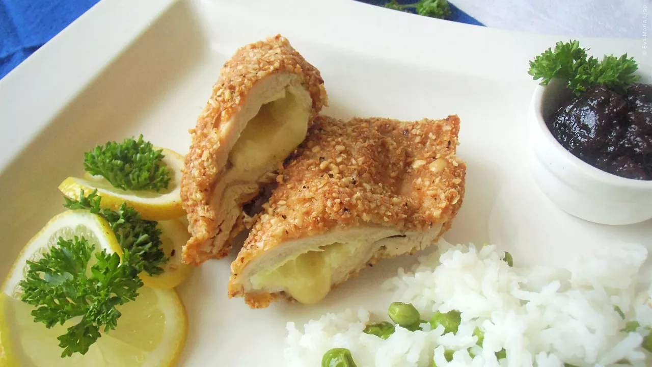 Hendl mit Camembert und Nusspanade