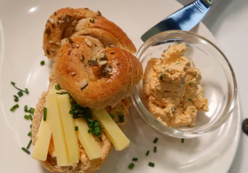 Dinkelvollkornweckerl mit Liptauer und Käse