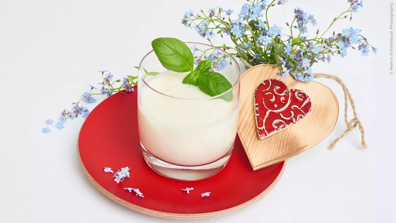 Spargel-Smoothie mit pikantem Blätterteigstangerl