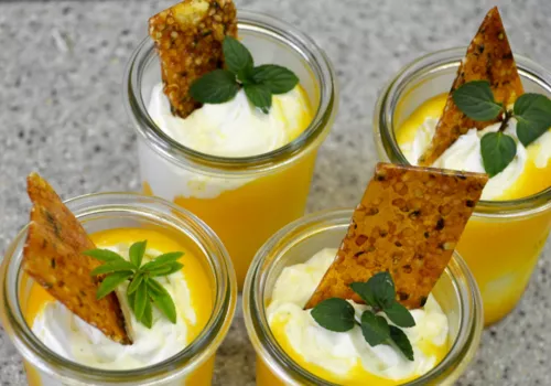 Kürbis-Mascarponecreme mit Hanfcrackern