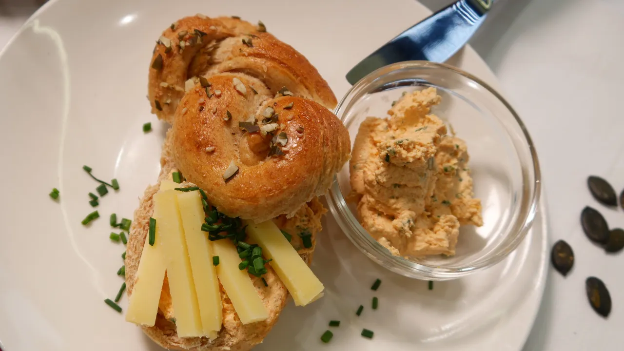 Dinkelvollkornweckerl mit Liptauer und Käse