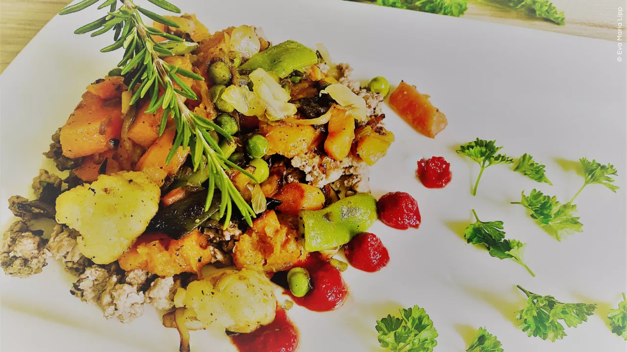 Süßkartoffelgröstl auf Rosmarinfaschiertem